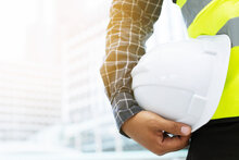 Person mit Helm und Warnweste