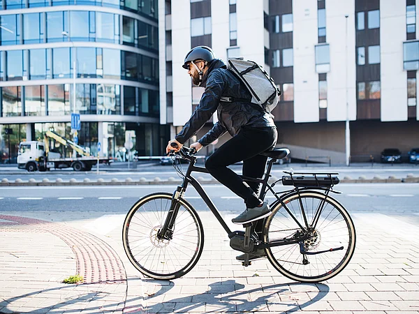 Mann fährt auf Fahrrad zur Arbeit
