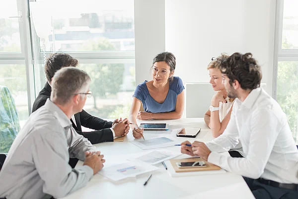 geschaeftsleute sitzen am tisch