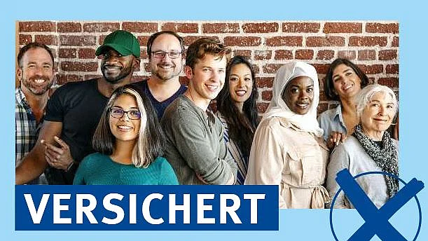 Gruppe von Wahlhelfenden. Aufschrift: Versichert bei der ehrenamtlichen Wahlhilfe