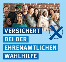 Gruppe von Wahlhelfenden. Aufschrift: Versichert bei der ehrenamtlichen Wahlhilfe