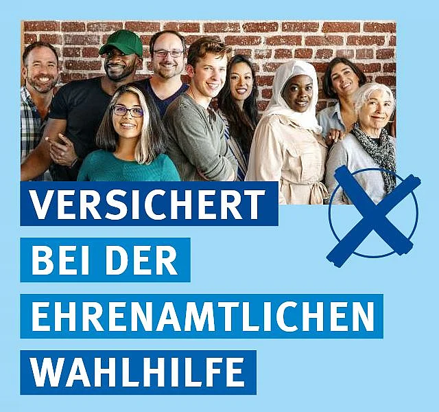 Gruppe von Wahlhelfenden. Aufschrift: Versichert bei der ehrenamtlichen Wahlhilfe