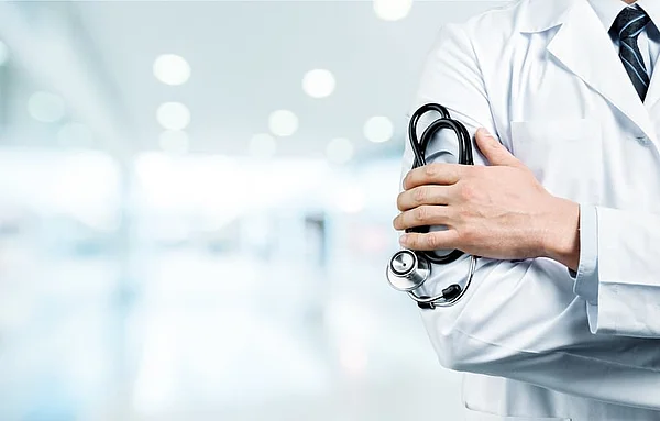 Mann mit Abhörgerät