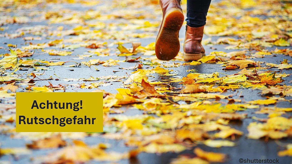 Spaziergänger auf Bürgersteig 