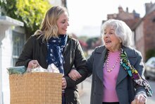 Zwei Frauen gehen einkaufen