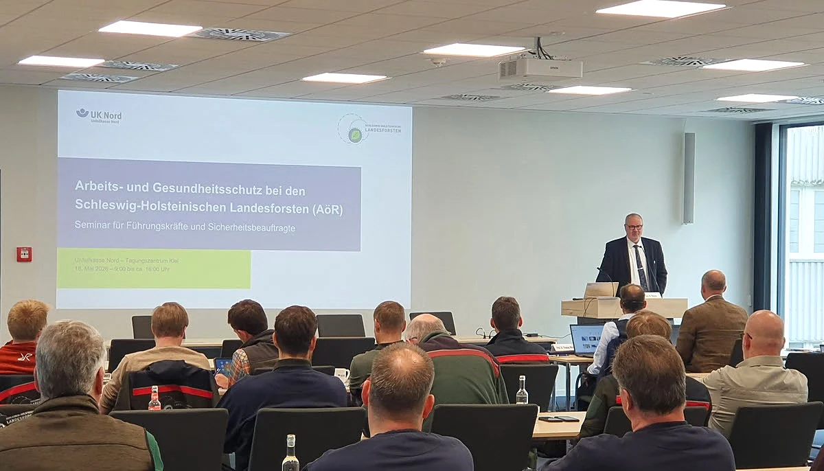 Geschäftsführer Jan Holger Stock begrüßt die Seminarteilnehmenden