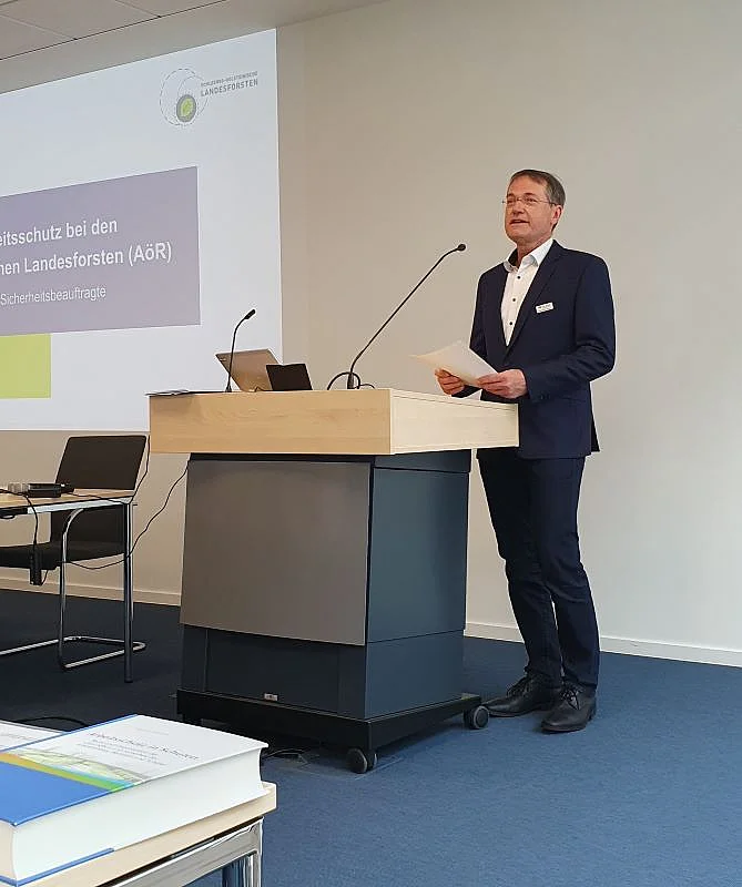 Der Referent Olaf Stöhrmann erläuterte Änderungen der DGUV-Regel Waldarbeiten