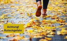 Spaziergänger auf Bürgersteig