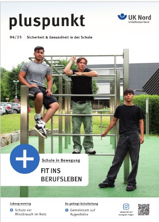 Jugendliche beim Klettern